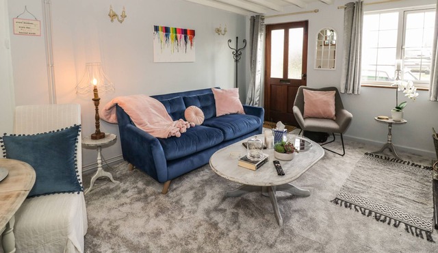 CROMPTON COTTAGE, romantic, with open fire in Bretforton