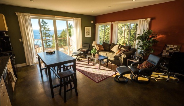 Crooked Tree Guest Suites - The Spruce Suite