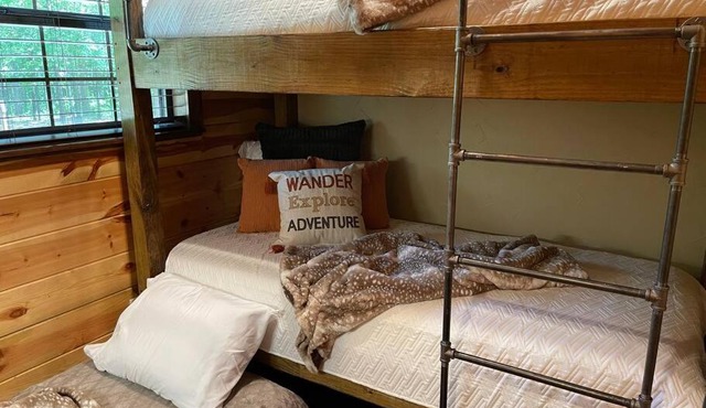 Cross Timbers Cabin on Private 12.5 Acres + Hot Tub