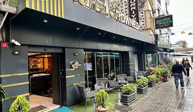 Crowned Plus Hotel