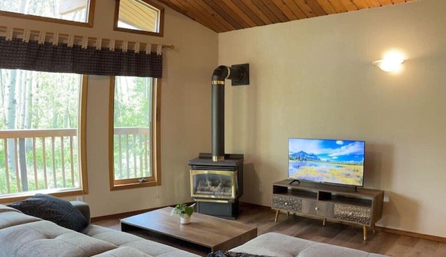 Crowsnest River Chalet - Wolf’s Den