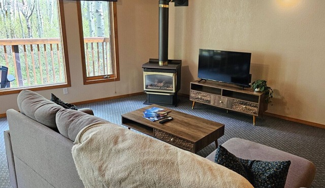 Crowsnest River Chalet - Deer