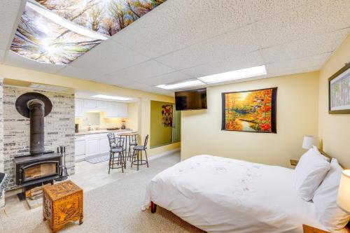 Crystal Lake Retreat Studio: Walk to Happy's Inn!