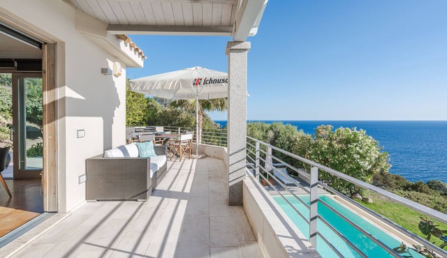 CRYSTAL ROCK LUXORY VILLA ON THE SEA WITH HEATED POOL & 2 SUITES