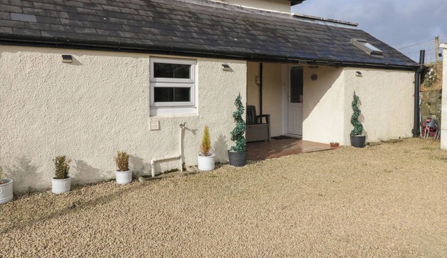 CUILLIN VIEW APARTMENT, pet friendly, with a garden in Arisaig
