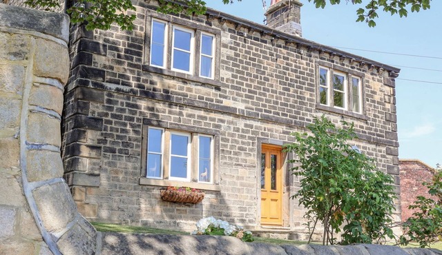 CUNLIFFE HOUSE, pet friendly, luxury holiday cottage in Shipley