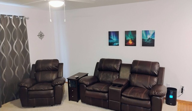 Current-ly Relaxing - 2 Queen Bedrooms, Private Parking, Full Kitchen & Bathroom