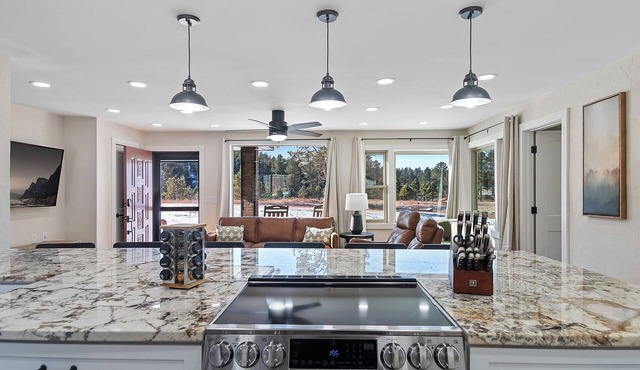 Custer Gem! 6 Bedrms - Hot Tub, Steam Shower, AC, Fire Pit, 3 Sides Natl Forest