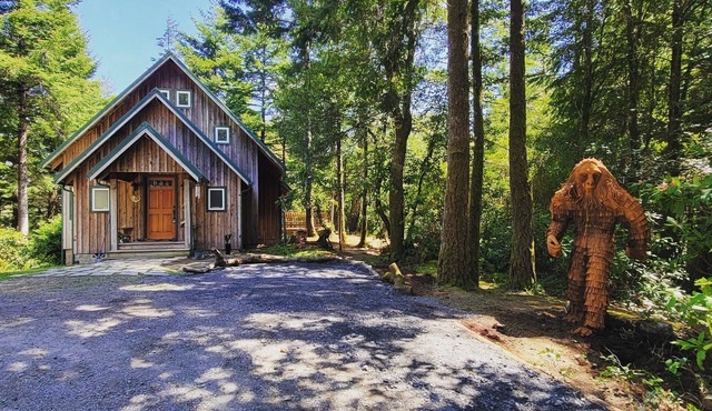Custom A Frame Cabin -Firepit & Grill-WIFI & W/D- Pet Friendly! Close to Beach!
