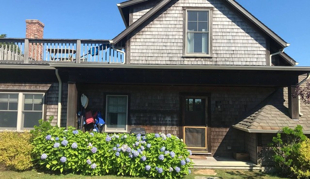 Custom-Built Aquinnah Escape—Walk to Menemsha Pond. Private Ocean Access. Kayaks