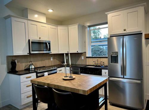 Custom Built Cottage in Downtown with Pool
