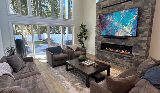 Custom-built Detroit Lake house - walking distance to the lake and town!