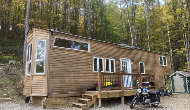 Custom-built Tiny House on forested lot near Quechee