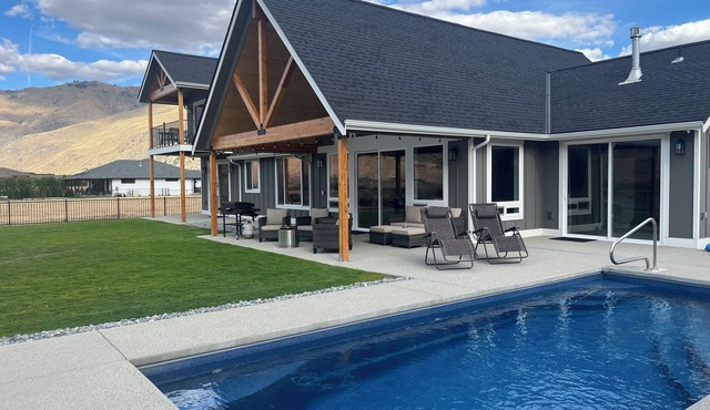 Custom Columbia river waterfront home, private pool+hot tub, minutes from Chelan