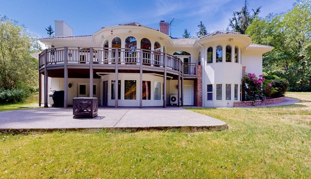 Custom, dog-friendly home on 5 lakefront acres with tennis, sauna & game room