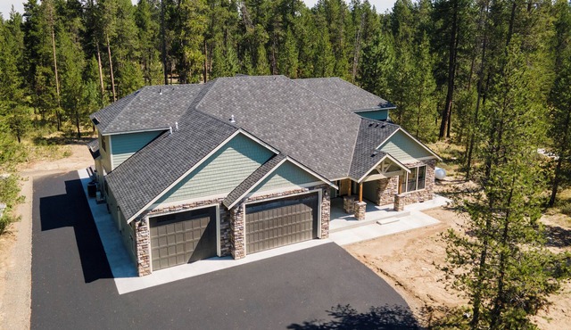 Custom home, 1.17 acres, 5 beds, 5 bath, sleeps 12+, Hot Tub, 80" TV, Pool Table