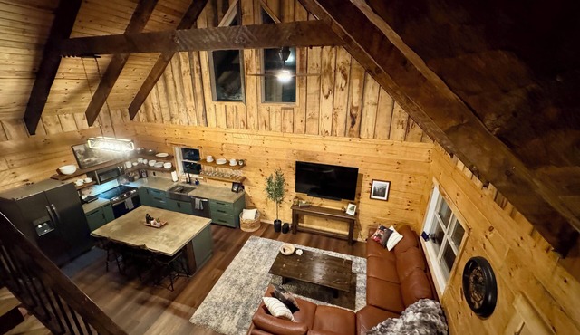 Custom Log Cabin Hot Tub 🐕 Friendly Close to River,Wineries,Breweries