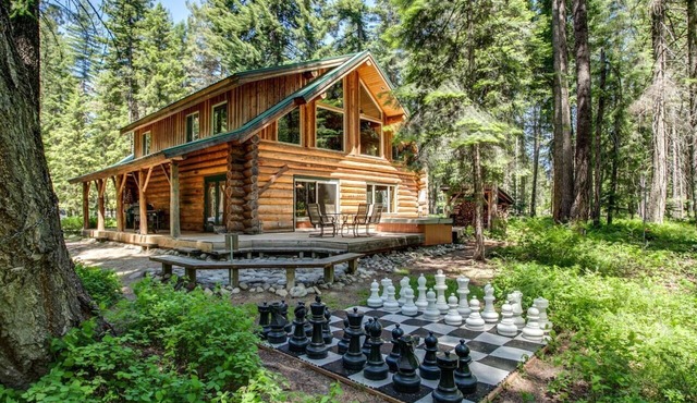 Custom Log Home w/Hot Tub, Game Loft & 5 minute walk to River & Sandy Beach!