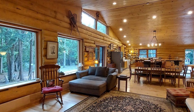 Custom Log Home with 800 ft on Shetland Creek