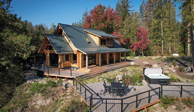 Custom Luxury River Front Log Home, River Access, Hot Tub