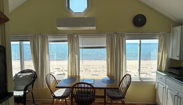 Cute beachfront 1BR unit, amazing sunsets, WIFI and AC.