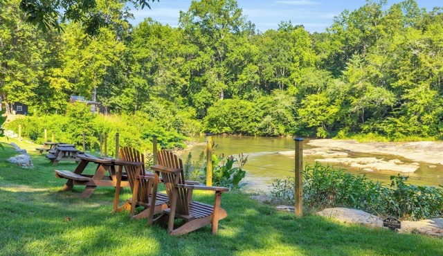 Cute Cabin on the River, 6 Min to DT, Sleeps 4