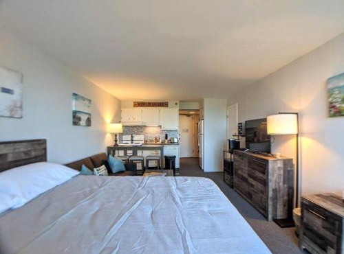 Cute Cedar Lodge Studio with Balcony & Lake Views!