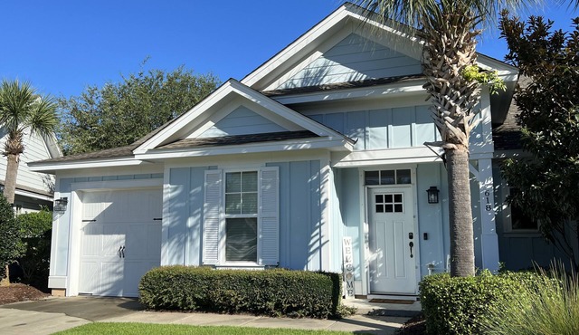 Cute clean updated cottage! Screen Porch Pools Beach! Open fall dates discounted