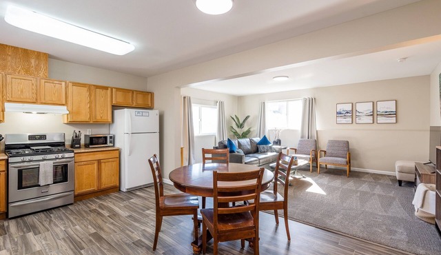 Cute & Close to Dining, Trails, Shopping, Airport! Perfect Anchorage location!