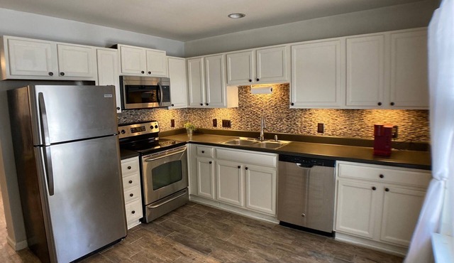 Cute corner townhouse near Raleigh, Cary and NC State