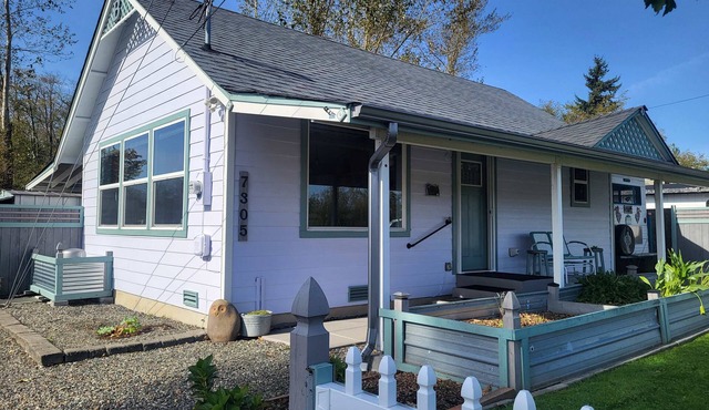 Cute Cottage with fully fenced yard, covered back patio with firepit.