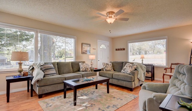 Cute, Cozy & Comfortable Cottage Conveniently Located In The Heart Of Town.