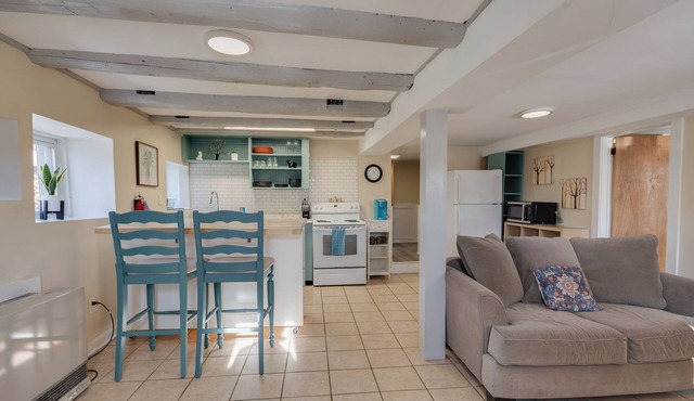 Cute & Cozy Pet Friendly 1BR w/Fenced Yard, Firepit & Gardens