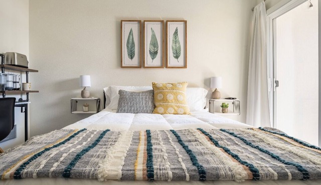 Cute/Cozy Private Suite In South Seattle! Light Rail Convenient!