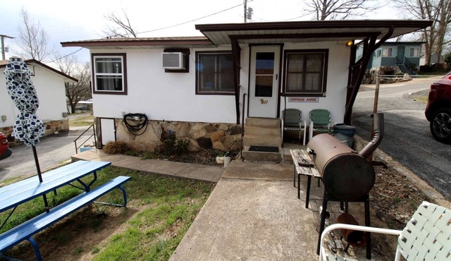 Cute Lakeside Cabin for an Unforgettable Fishing Adventure on Lake Taneycomo in Rockaway Beach, Missouri