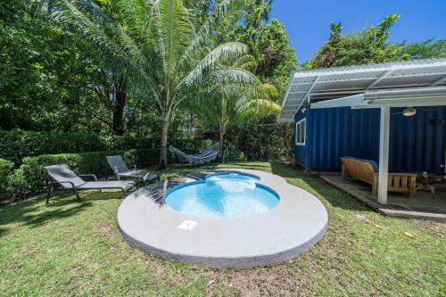 Cute, modern Tiny home with pool for 2 people in Playa Potrero