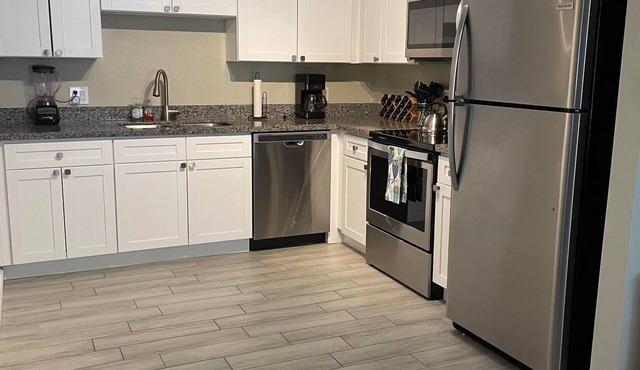 Cute Remodeled Condo close to hiking/horse trail with wifi