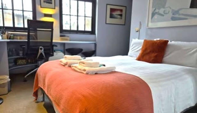 Cute Studio with strong air con breakfast bar kitchenette in Kennington