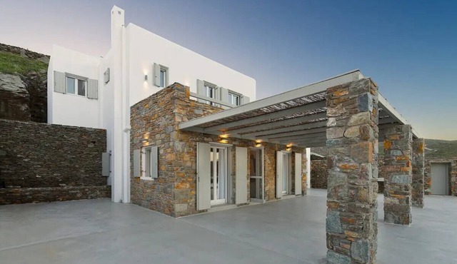 Cycladic Elegance: Luxurious Villa with Panoramic Sea Views
