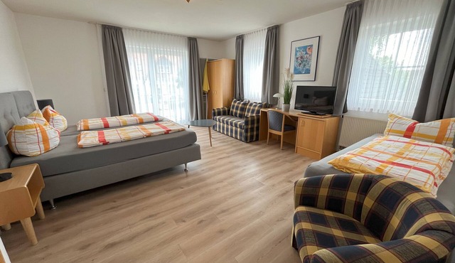 Cyclist-friendly apartment, 1st floor (42sqm), with south-facing balcony and separate kitchen