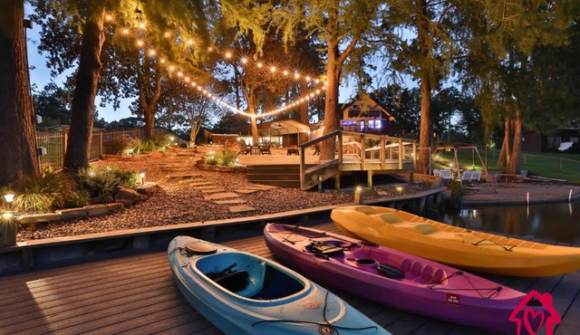 Cypress Cove Waterfront Pickleball Hot tub