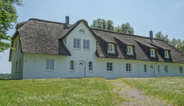 Dünenwarft Süd: Thatched-roof house for 16 people