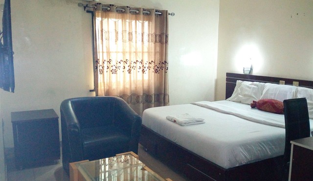 D'Czars Hotel & Suites