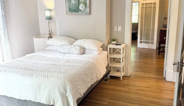 D-Liteful Stay in Downtown Newton