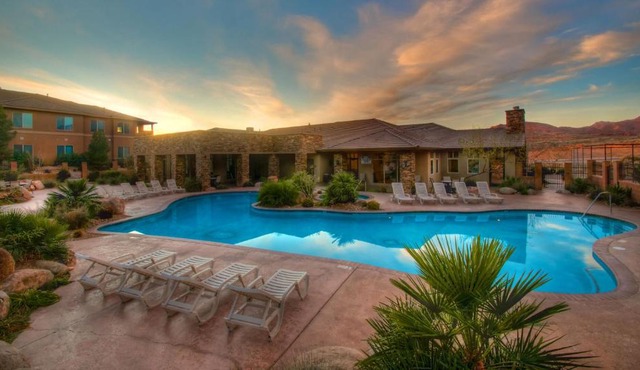 D5-Coral Springs Poolside-Ground Floor 3-bedroom Hillside View