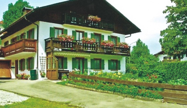 Dachgeschosswohnung mit toller Aussicht vom Balkon by Interhome