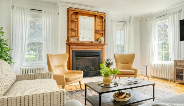 Daffodil by AvantStay Countryside Retreat in Historic Home w Large Backyard