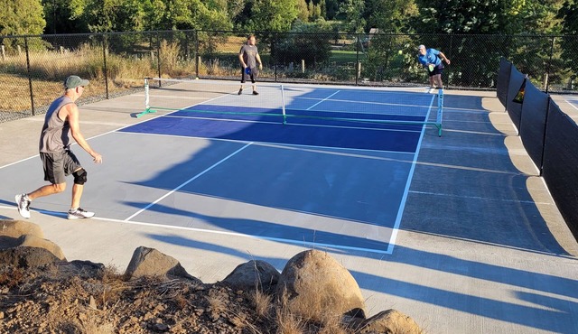 Dahlia Farm & Pickleball retreat near the Columbia River Gorge!
