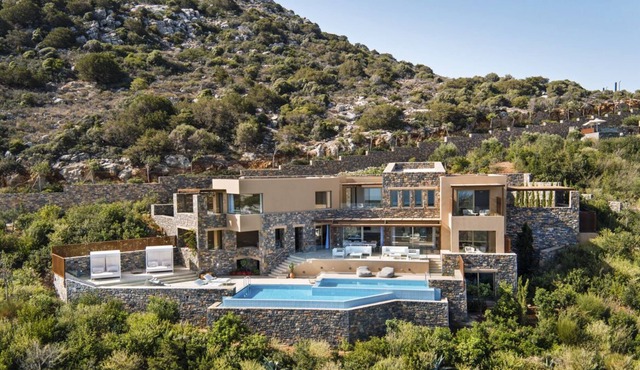 Daios Mansion - Three Bedroom Resort, Sleeps 6