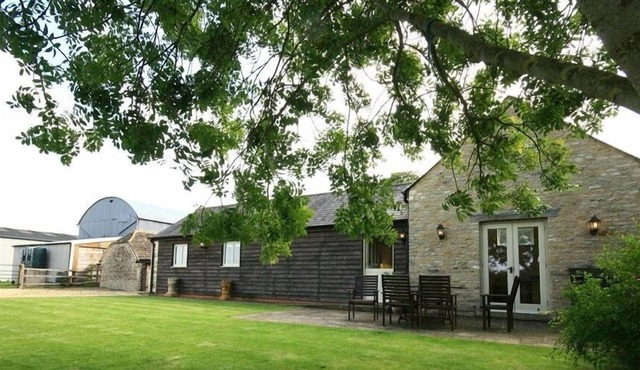 DAIRY COTTAGE, pet friendly, character holiday cottage in Cirencester